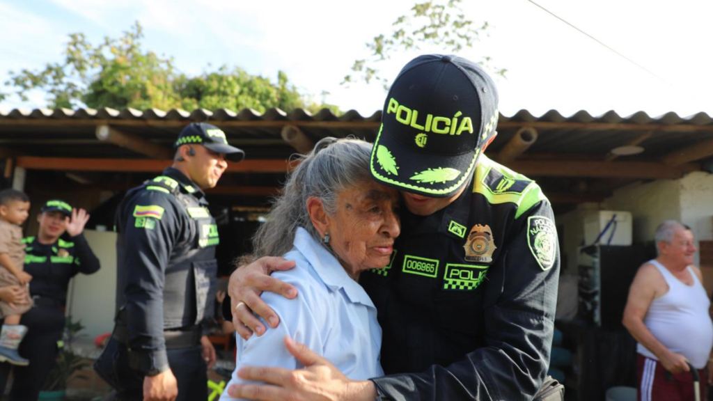 Policía y comunidad llevan esperanza a familias afectadas por el terremoto en Risaralda, Caldas.