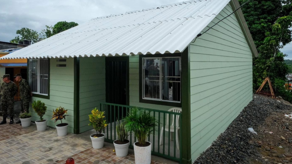 Quibdó entrega la primera casa reconstruida tras el terremoto del 10 de agosto